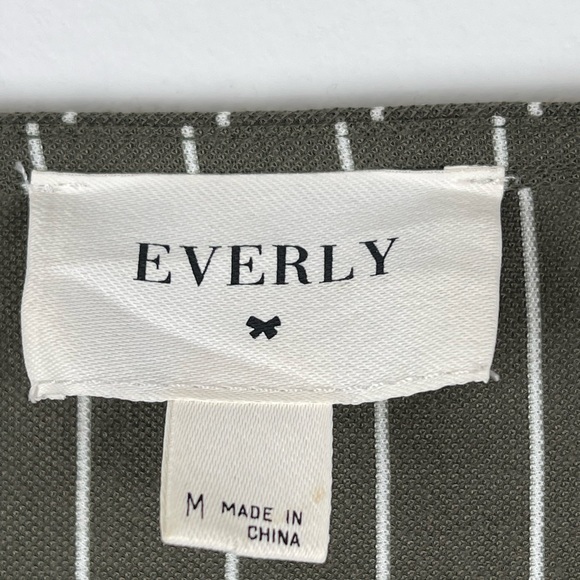 Everly Round Neck Boxy Long Sleeve Top Women’s size M Olive Green/White Striped - Picture 7 of 8